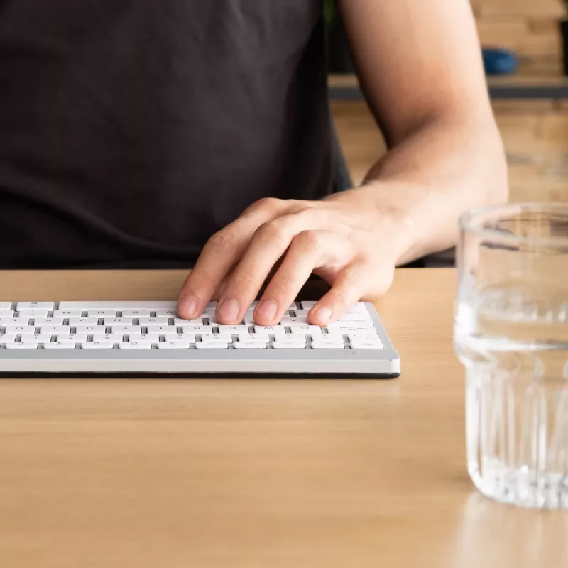 R-Go Tools ergonomisch toetsenbord R-Go Compact Break, compact toetsenbord met pauzesoftware, QWERTY (UK), Bluetooth, wit