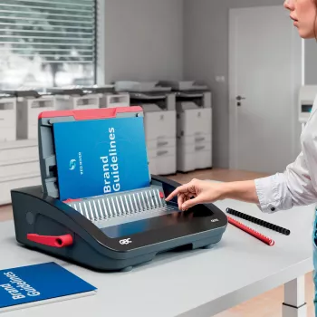 GBC CombBind® CB25E elektrische bindmachine, kam-bindmachine, elektrisch, 390 vel, zwart, rood