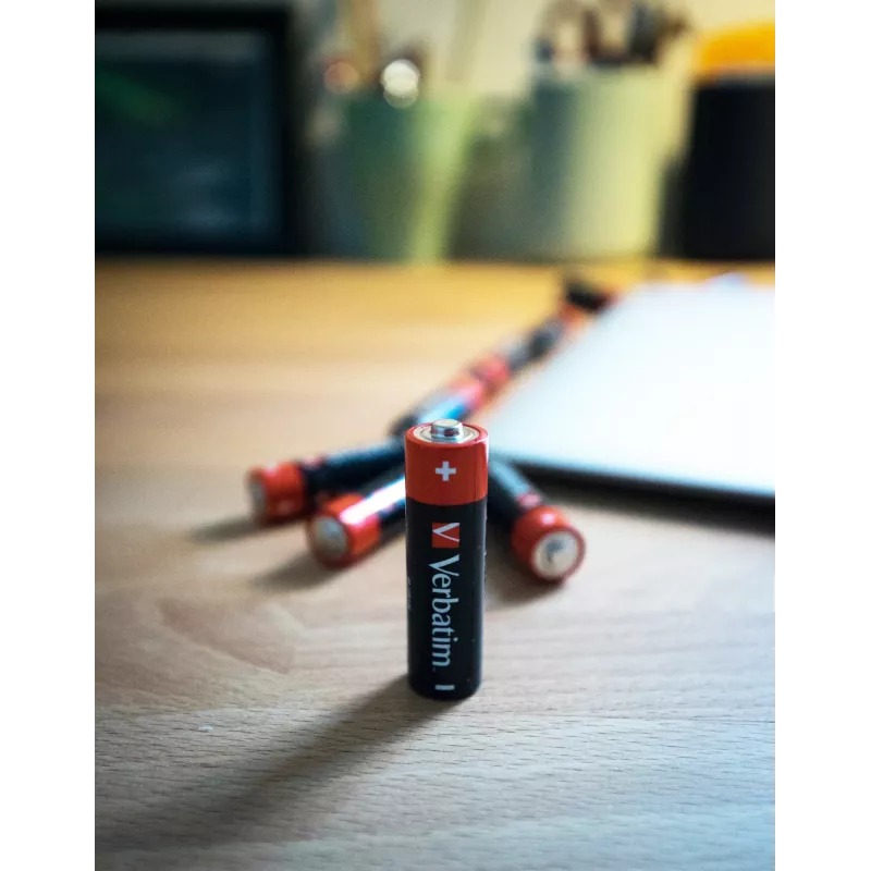 Verbatim AA alkalinebatterijen, wegwerpbatterij, AA, alkaline, 1,5 V, 10 stuks, zwart, rood