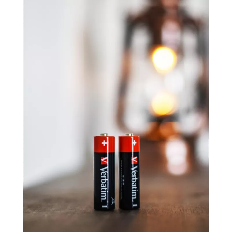 Verbatim AA alkalinebatterijen, wegwerpbatterij, AA, alkaline, 1,5 V, 10 stuks, zwart, rood