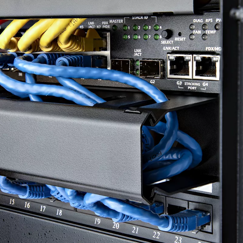 StarTech.com horizontaal 1U serverrack kabelmanagement-vingerkanaal met afdekking – 19 inch netwerkrack kabelgoot-afdekpaneel – gesleufde kabelgoot