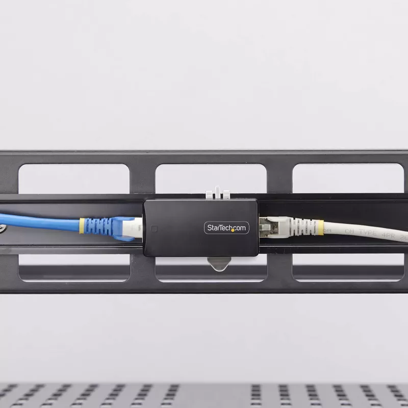 StarTech.com 1-poorts gigabit netwerk-isolator, compacte inline RJ45 ethernet-koppelaar met 4kV galvanische scheiding, IP40, DIN-railmontage mogelijk, TAA-conform