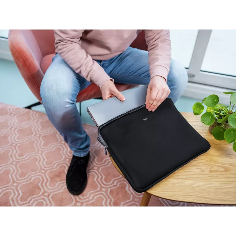 Sleeve-hoes Trust 21248 voor laptops tot 15,6 inch zwart
