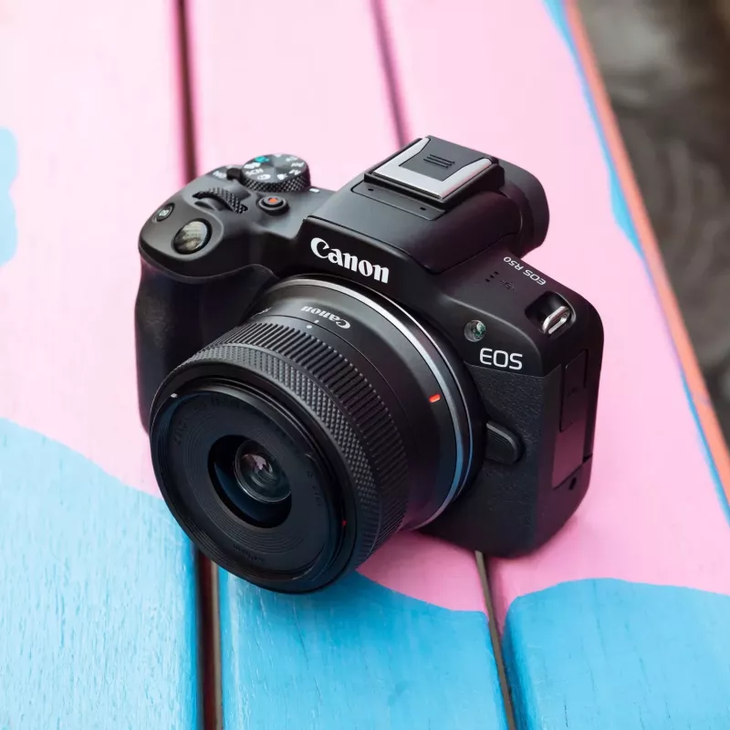 Canon EOS R50 systeemcamerakit met RF-S 18-45mm en RF 75-300mm objectieven