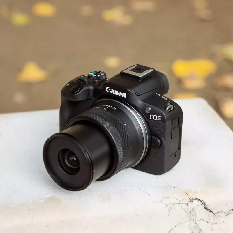 Canon EOS R50 systeemcamerakit met RF-S 18-45mm en RF 75-300mm objectieven