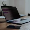 StarTech.com 13,3-inch flip-over laptop-privacyscreen voor MacBook Pro, antireflectie en met blauwlichtreductie, privacyscreen, schermbescherming met +/- 30° kijkhoek
