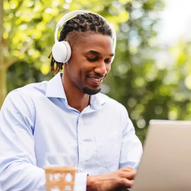 Headset Logitech Zone Wireless 2 ES — bedraad & draadloos (Bluetooth), USB-C, supra-aural, 1,5 m kabel, wit, 212 g