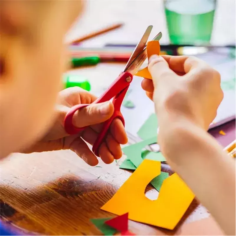 Schaar Fiskars Classic rechte snede voor kinderen, enkelbladig, rood/zilver
