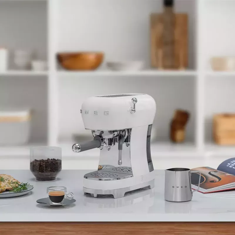 Espressomachine Smeg 1,1 L ECF02WHEU