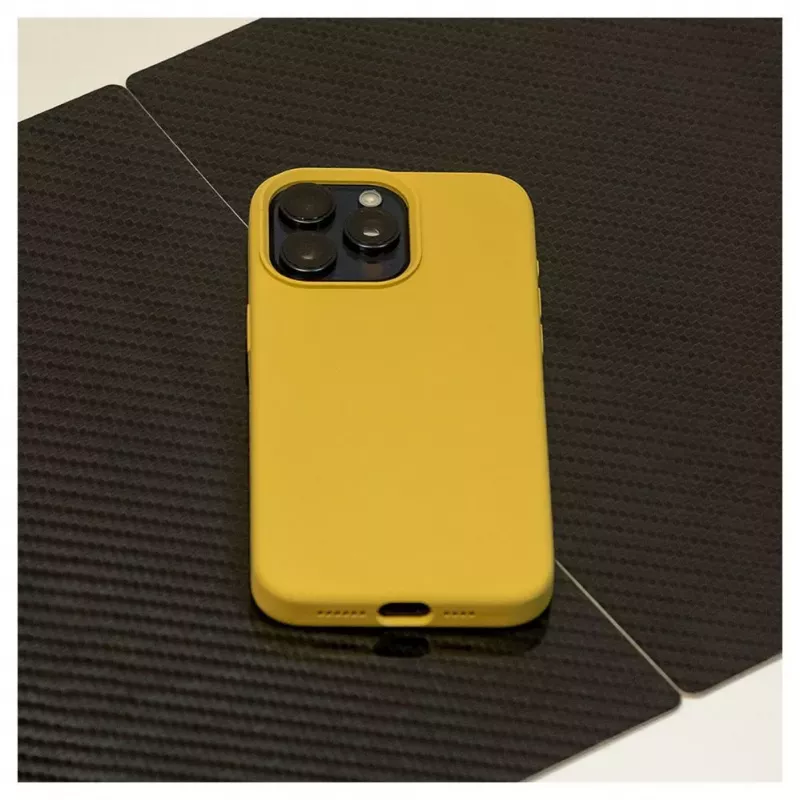 Evelatus Apple iPhone 15 Pro Premium Soft Touch siliconen hoesje goud
