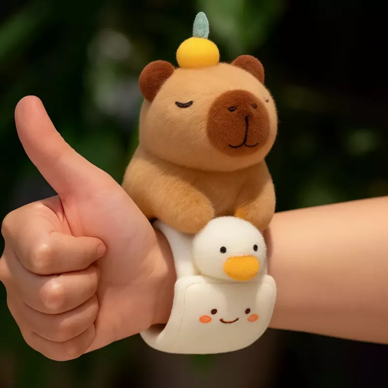 LEAN TOYS pluche zelfspannende armband gans met capybara