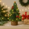 LEAN Decoratieve kerstboom op stam met rode lijsterbessen, 26 x 12 cm