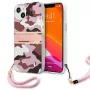 Guess GUHCP13MKCABPI hardcase voor iPhone 13 / 14 / 15 6,1 inch roze camo Strap Collection