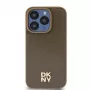 DKNY DKHMP14SPSHRPSW hardcase voor iPhone 14/15/13, bruin leerdesign met metaallogo, MagSafe