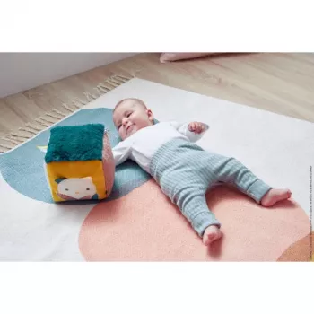 Kaloo Stimuli Sensory Activity Cube - meerkleurige stoffen kubus voor baby's met rammelaar, knisterpapier, spiegel en bijtring