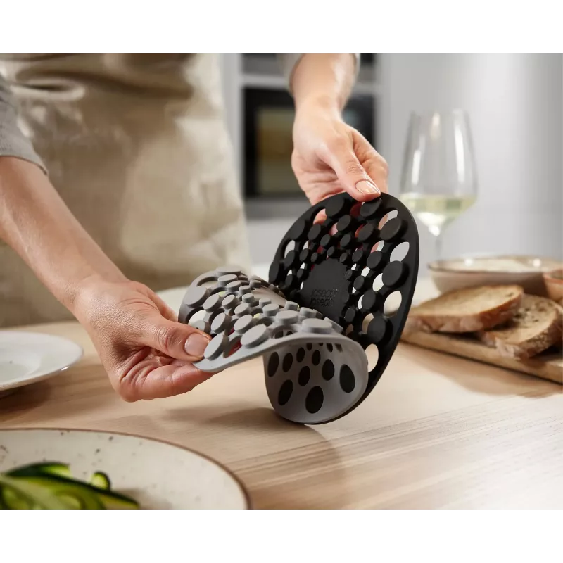 Joseph Joseph Spot-On set met 2 grijze siliconen onderzetters