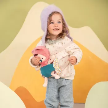 Lilliputiens Jeanne babypop in draagzak met hoed 18m+