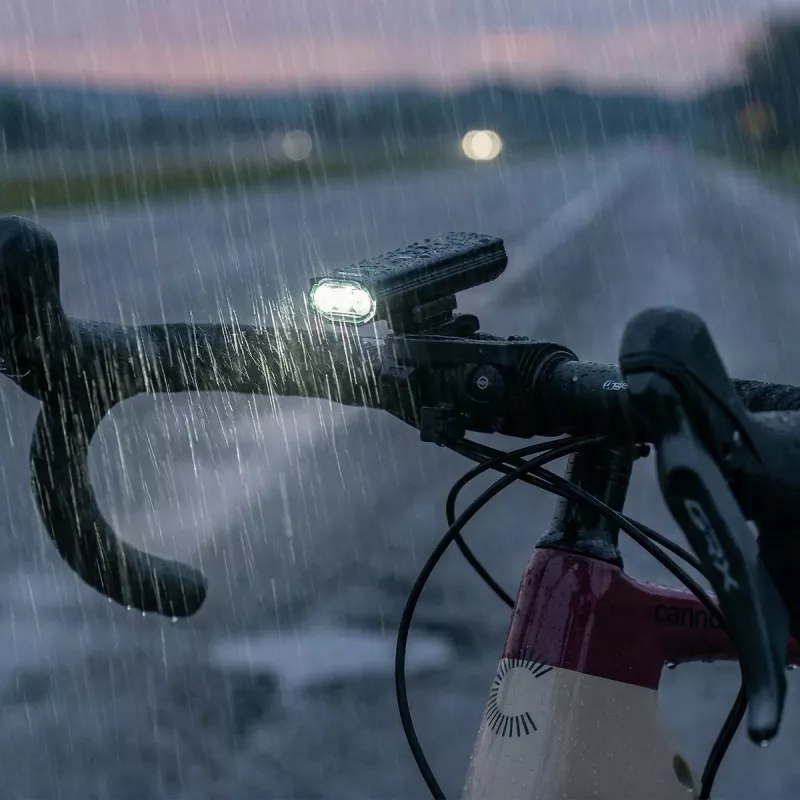 VAYOX VA0112 fietsvoorlicht, 980 lm, 4000 mAh, powerbank-functie, IPX6, USB-C
