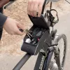 Vayox VA0450 fietsframetas met twee vakken en telefoonvak, zwart