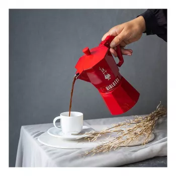 Bialetti Moka Exclusive 3-kops rode espressomaker voor op het fornuis (9055)