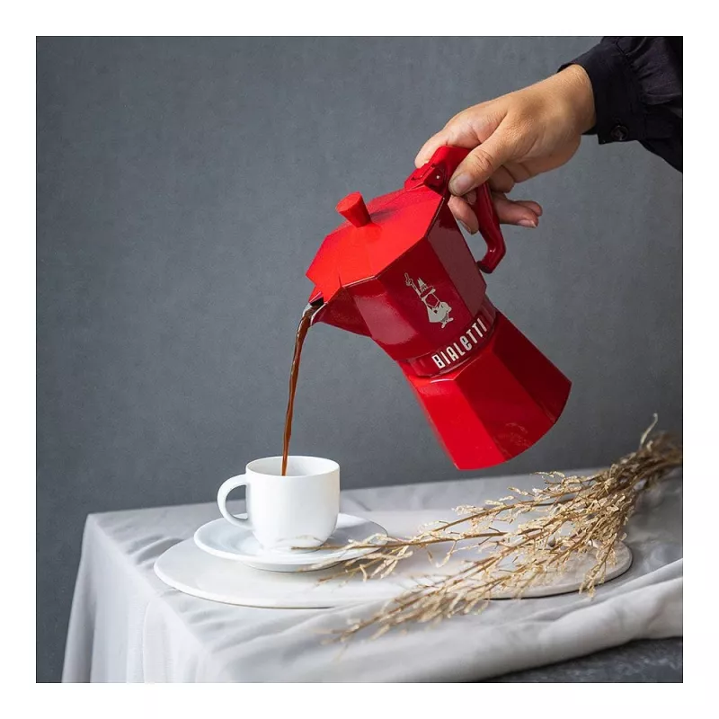 Bialetti Moka Exclusive 3-kops rode espressomaker voor op het fornuis (9055)