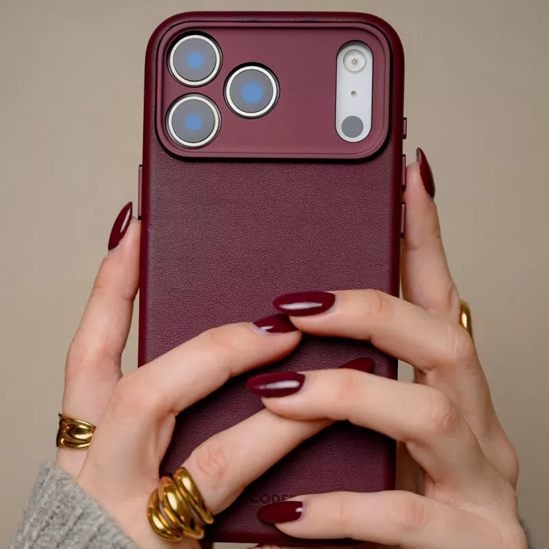 Decoded Leather Backcover voor iPhone 17 Pro Max met MagSafe - Dark Ruby