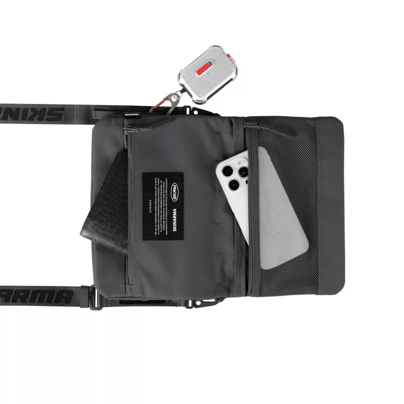 Skinarma Juno crossbody tas donkergrijs