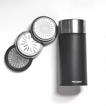 Microplane Universal Mill - zwart/transparant, draairasp voor harde kaas, chocolade, noten, specerijen