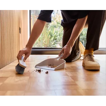 Joseph Joseph CleanTech wandbevestiging veegset met blik en bezem