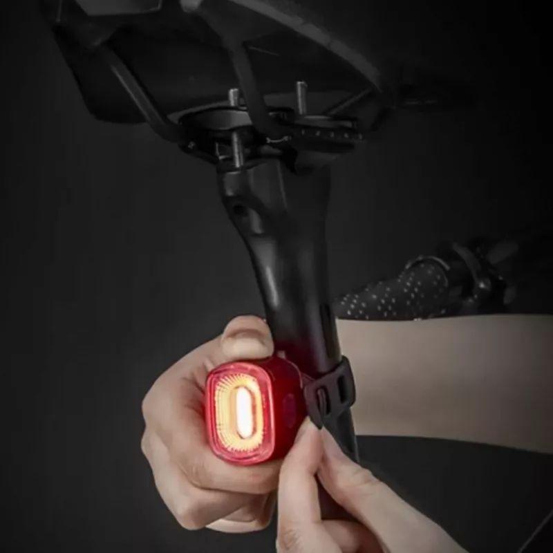 ROCKBROS Q2S fietsachterlicht met intelligente remdetectie en USB-C-kabel - zwart