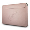 Guess GUCS13PUSASPI Saffiano Script-hoes voor 13" laptop, roze