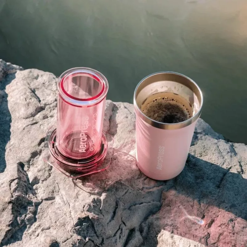 AeroPress Go Plus koffiezetapparaat met roze thermobeker 475 ml