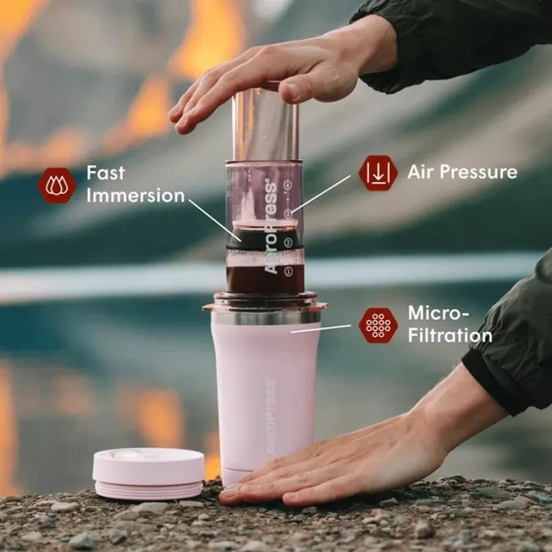 AeroPress Go Plus koffiezetapparaat met roze thermobeker 475 ml
