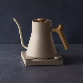 Fellow Stagg EKG PRO elektrische pour-over waterkoker 900ml sesam-beige met houten handgreep