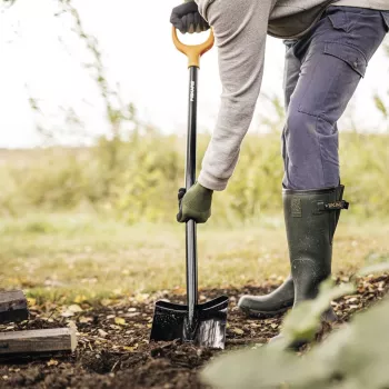 FISKARS SOLID+ XL scherpe spade met lange stalen steel, borstaal blad, D-greep, 1250 mm
