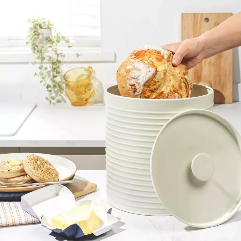 Russell Hobbs RH03269CEU7 broodtrommel met ribbelpatroon, crème