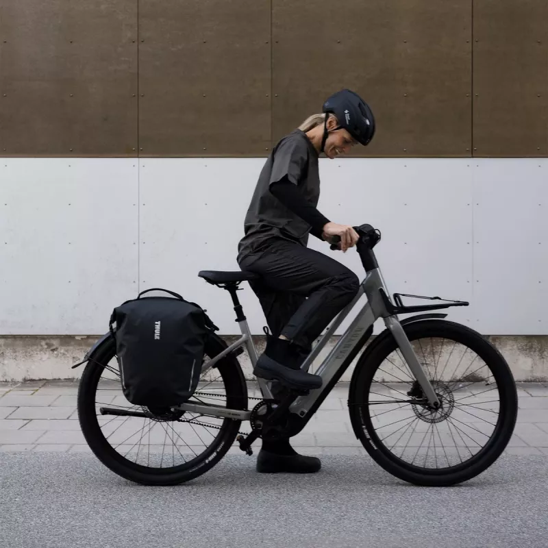 Thule 5476 Shield Pannier 22L with InLock zwart