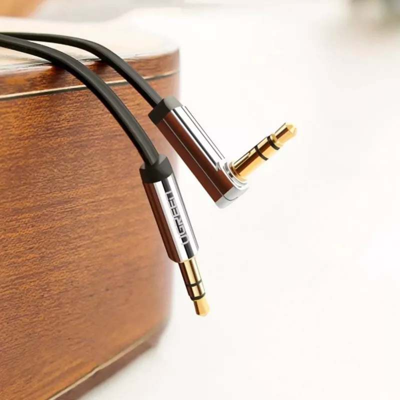 UGREEN AV119 haakse 3,5-mm platte aux-kabel 1,5 m - zwart/zilver